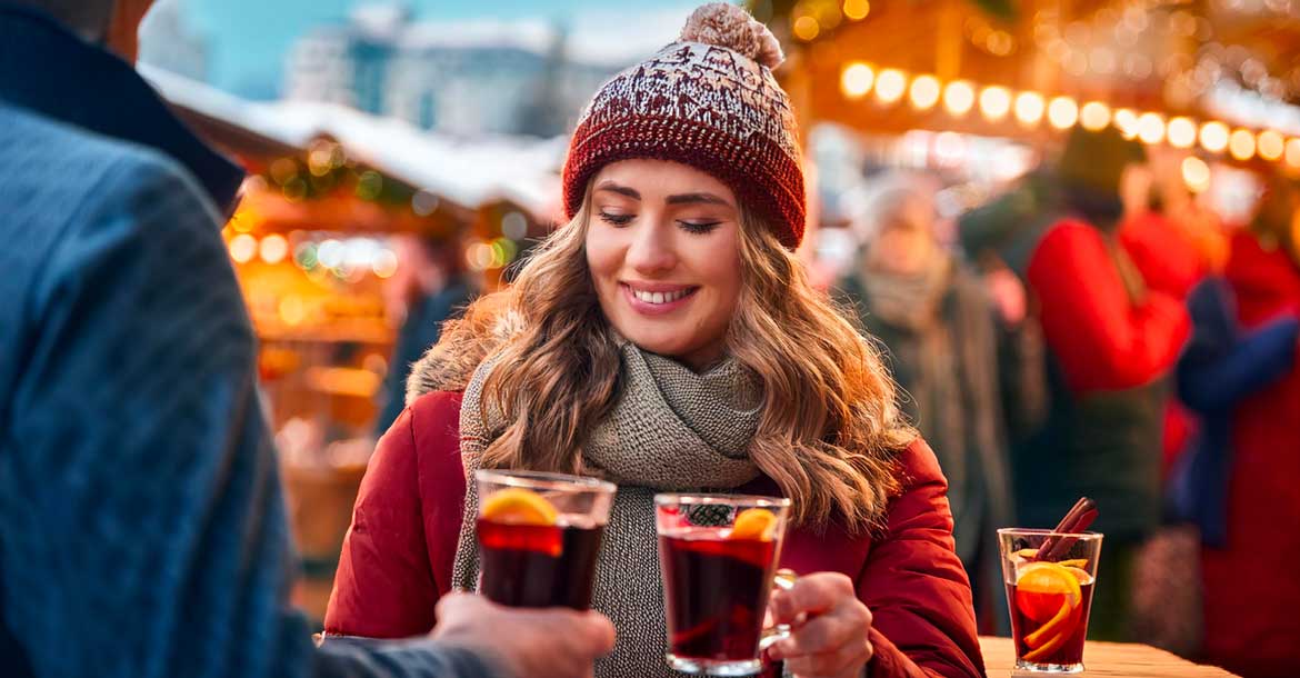 Boisson des marchés de Noel, le vin chaud a tout pour plaire et vous réchauffer